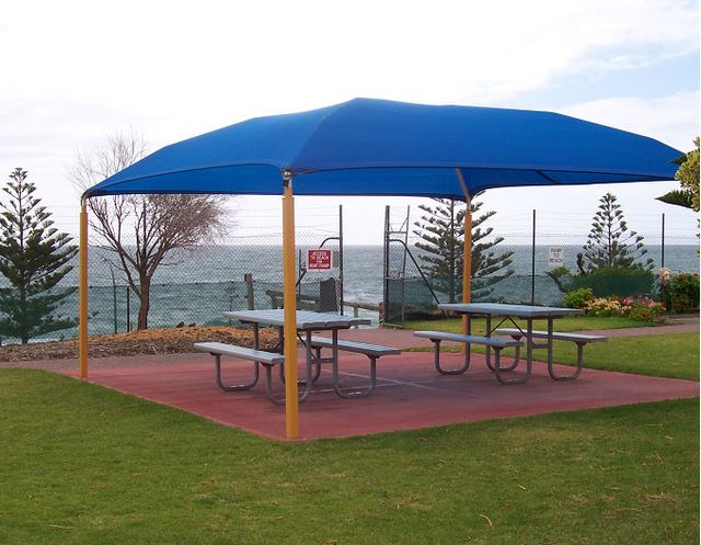 Christies Beach Tourist Park - Christies Beach: Shaded picnic area with gate to the ocean.