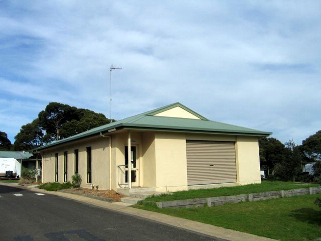 Anglesea Beachfront Family Park - Anglesea: Camp kitchen and BBQ area