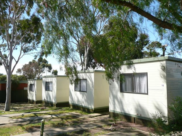 Bacchus Marsh Caravan Park - Bacchus Marsh: Cottage accommodation, ideal for families, couples and singles