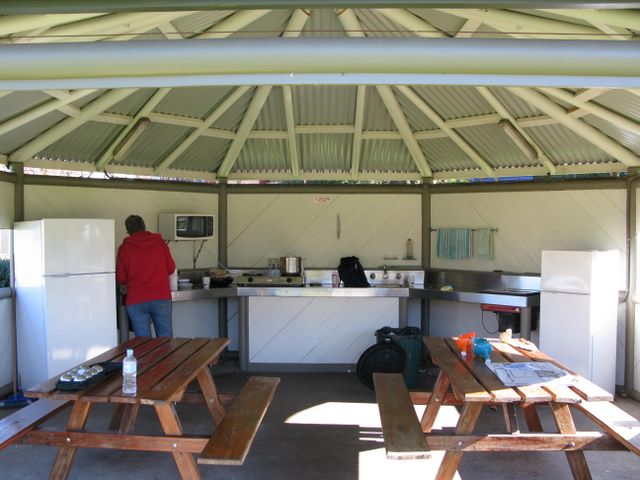 Mitchell Gardens Holiday Park - Bairnsdale: Camp kitchen and BBQ area