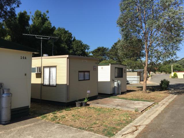 Ballan Caravan Park - Ballan: Cottage accommodation which is ideal for families, singles or groups.