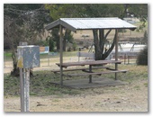 Bendemeer Tourist Park - Bendemeer: Sheltered picnic table near powered sites.