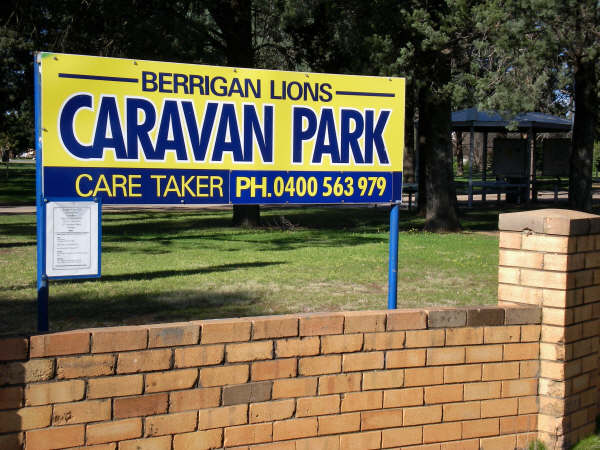 Berrigan Caravan Park - Berrigan: Welcome sign at entrance