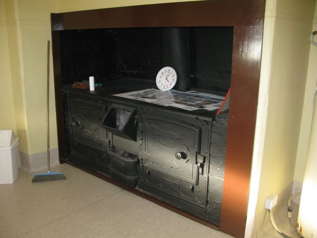 Binnaway Rail Heritage Barracks - Binnaway: Old combustion stove.