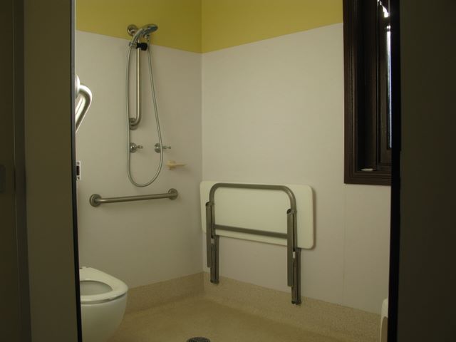 Binnaway Rail Heritage Barracks - Binnaway: Shower facility for disabled guests.