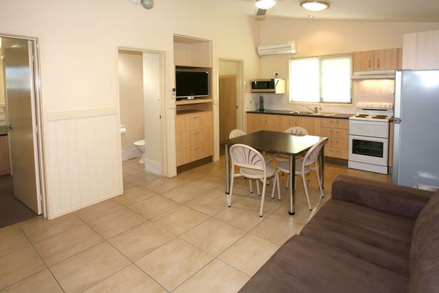 Brisbane Holiday Village - Eight Mile Plains: Dining room and kitchen