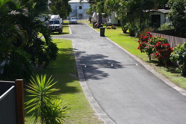 Stopover Tourist Park - Broadwater: Entrance showing good paved roads throughout the park