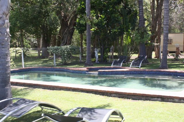 Stopover Tourist Park - Broadwater: Relax by the pool