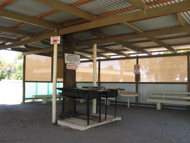 Broken Hill City Caravan Park - Broken Hill: Interior of camp kitchen