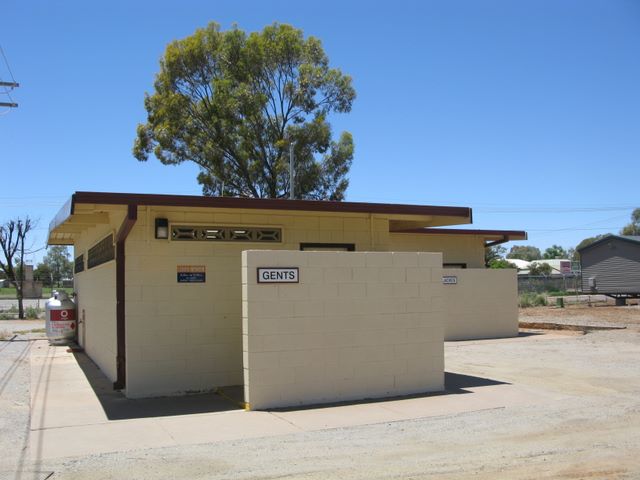 Broken Hill City Caravan Park - Broken Hill: Amenities block and laundry