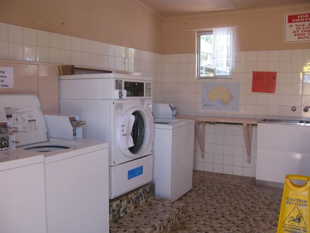 Broken Hill City Caravan Park - Broken Hill: Interior of laundry