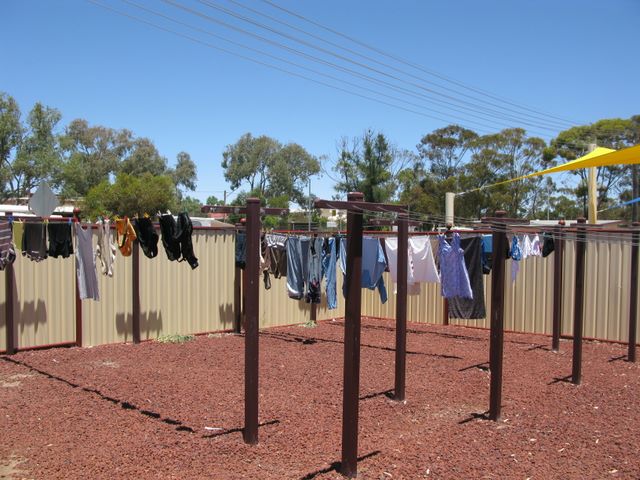 Broken Hill City Caravan Park - Broken Hill: Clothesline.