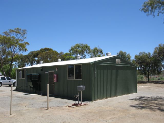 Broken Hill City Caravan Park - Broken Hill: Camp kitchen and BBQ area