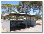 Broken Hill City Caravan Park - Broken Hill: Sheltered outdoor BBQ