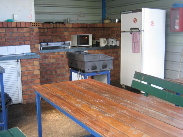 Finemore Holiday Park - Bundaberg: Camp kitchen and BBQ area