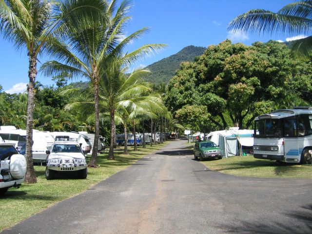 Lake Placid Tourist Park - Cairns: Good paved roads throughout the park