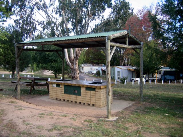 Canberra South Motor Park - Symonston: BBQ facilities