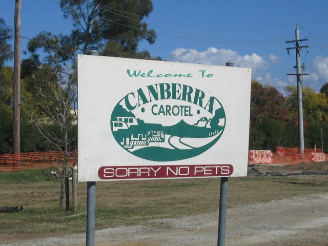 Canberra Carotel Caravan Park - Watson: Canberra Carotel welcome sign