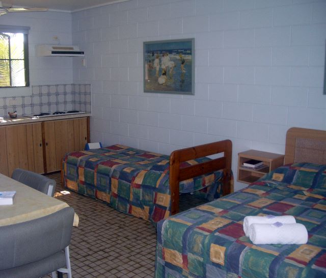 Kookaburra Holiday Park - Cardwell,: Interior of motel units