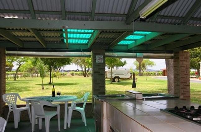 Perth Vineyards Holiday Park - Caversham: Camp kitchen and BBQ area