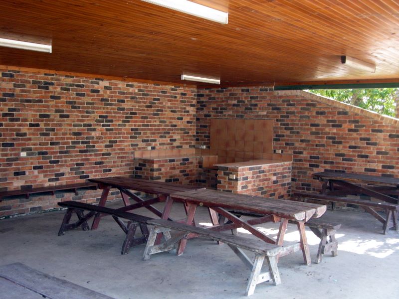 BP Roadhouse Clybucca - Clybucca: Sheltered dining area