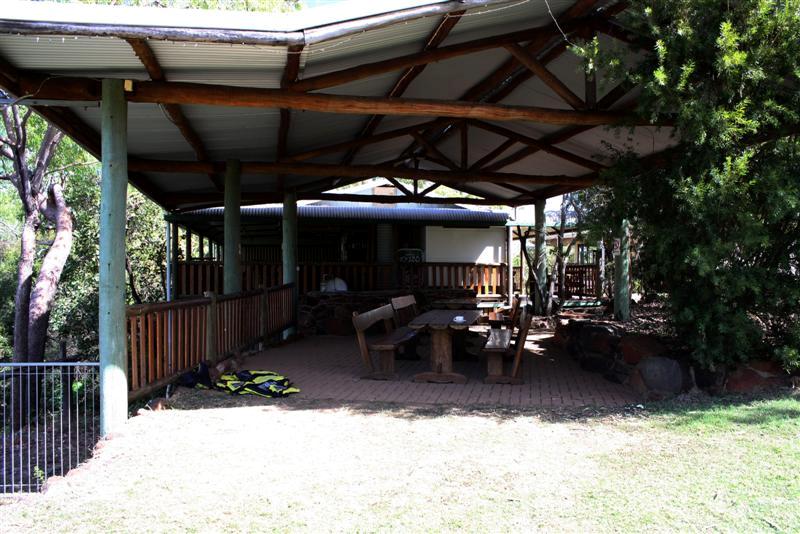Cobbold Camping Village - Forsayth: Shady dining area