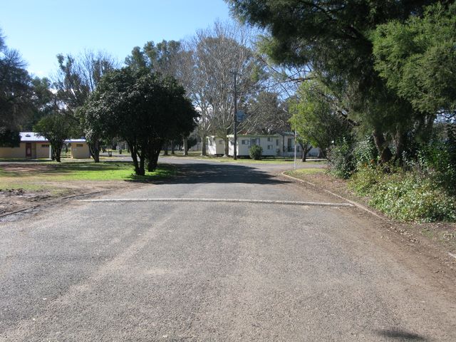John Oxley Caravan Park - Coonabarabran: Good paved roads throughout the park