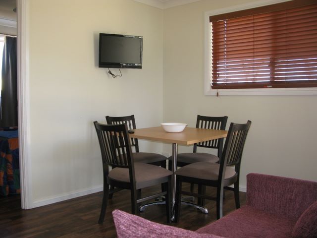 John Oxley Caravan Park - Coonabarabran: Dining area with digital flat screen television which gives excellent reception.