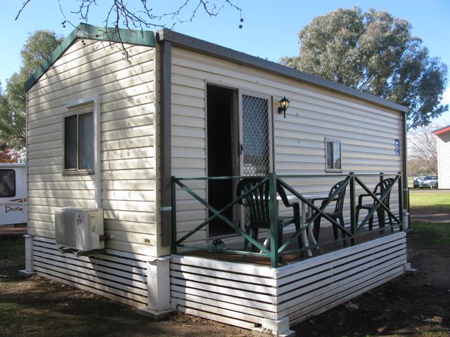 John Oxley Caravan Park - Coonabarabran: Cottage accommodation, ideal for families, couples and singles