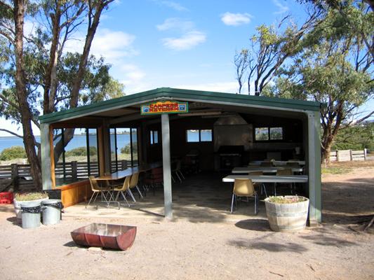 Harbour View Caravan Park - Cowell: Camp kitchen and BBQ area