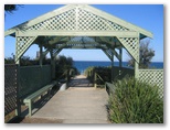 Diamond Beach Holiday Park - Diamond Beach: Pathweay to beach