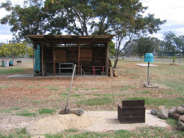 Dingo Caravan Park - Dingo: BBQ facilities
