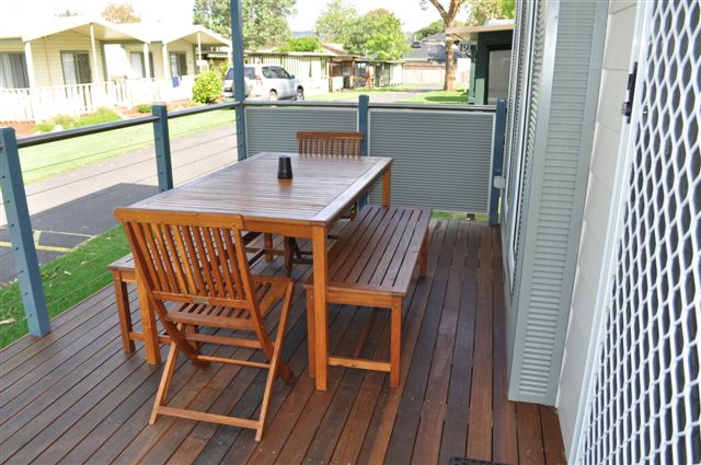 Kangerong Holiday Park - Dromana: Outdoor eating area on cottage verandah