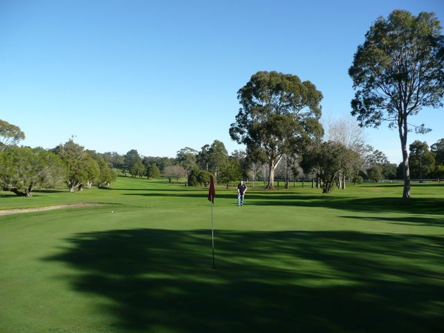 Drouin Golf & Country Club - Drouin: Green on Hole 15 looking back along fairway.