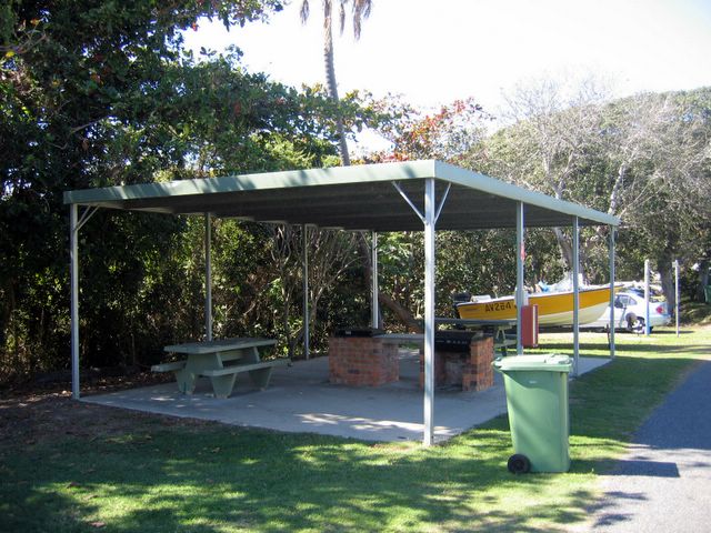 Bell Park Caravan Park - Emu Park: BBQ facilities