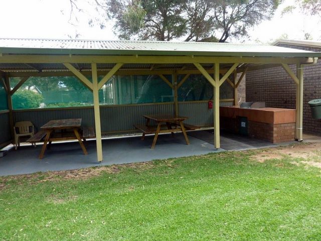Esperance Bay Holiday Park - Esperance Bay: Camp kitchen and BBQ area with free gas BBQ
