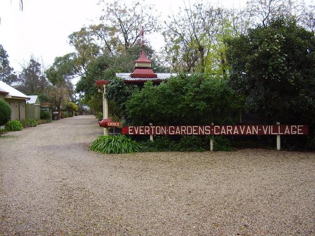 Everton Gardens Caravan Village - Everton: Everton Gardens Caravan Village welcome sign and entrance.