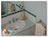 Ningaloo Caravan and Holiday Resort - Exmouth: Chalet bathroom