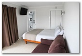Anglers Rest Riverside Caravan Park - Greenwell Point: Bedroom in Studio 6