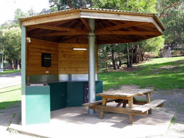 Halls Gap Caravan Park - Halls Gap: Sheltered outdoor BBQ