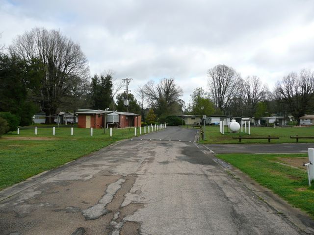 Queen Meadow Caravan Park - Heathcote: Good paved roads throughout the park