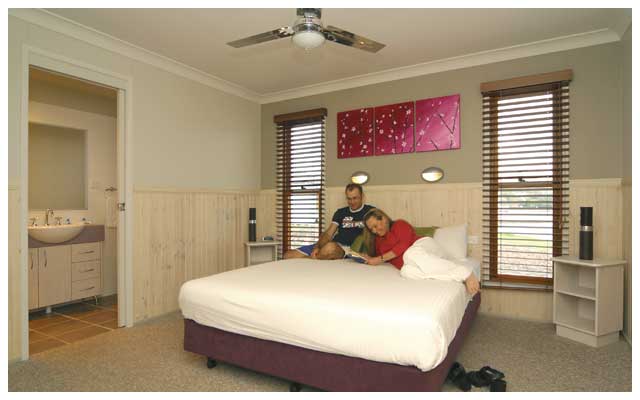 Kiama Harbour Cabins - Kiama: Bedroom and ensuite