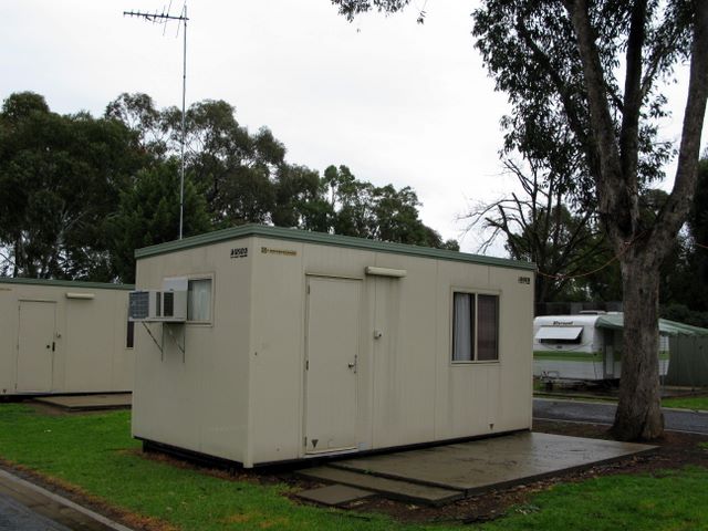 Kyabram Caravan & Tourist Park - Kyabram: Cottage accommodation ideal for families, couples and singles