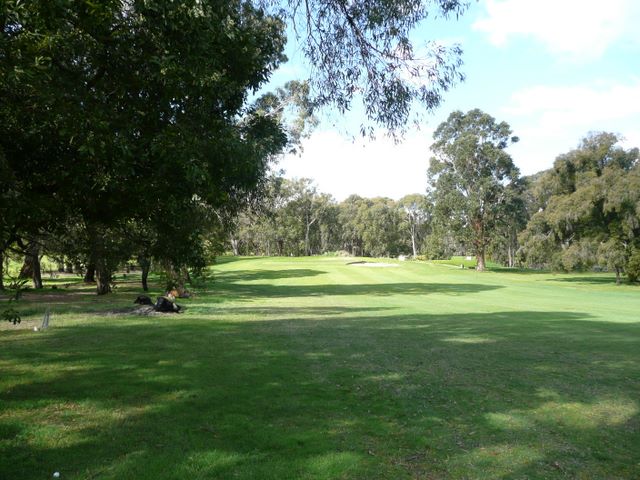 Kyneton Golf Club - Kyneton: Approach to the green on Hole 3