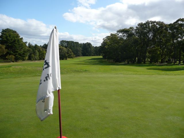 Kyneton Golf Club - Kyneton: Green on Hole 8 looking back along the fairway.