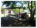 Kyogle Gardens Caravan Park - Kyogle: Camp kitchen and BBQ area