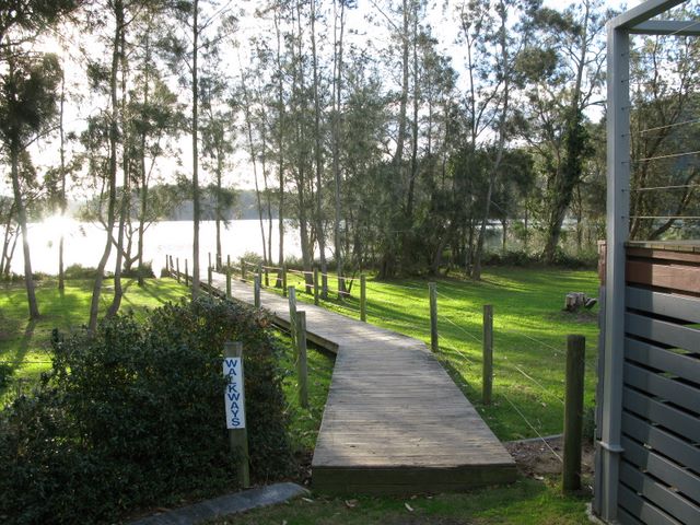 BIG4 Conjola Lakeside Van Park - Lake Conjola: Walkway to the lake