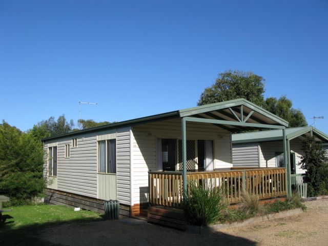The Lakes Beachfront Holiday Retreat - Lake Tyers Beach: Cottage accommodation ideal for families, couples and singles