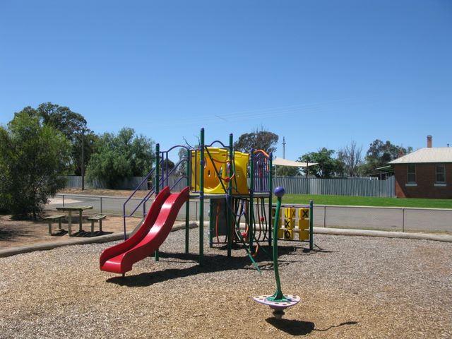 Lascelles Caravan Park - Lascelles: Playground for children.