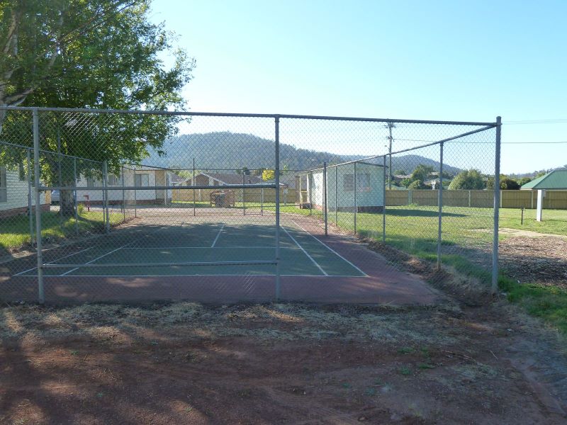 Discovery Holiday Parks Hadspen - Hadspen Launceston: Tennis court which seemed unused and neglected.